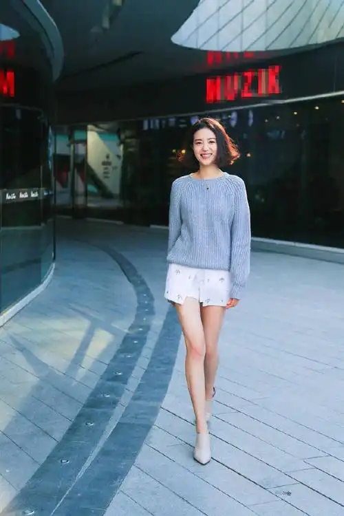 李溪芮运动装现身机场素颜化身无眉大侠颜值不敌热巴