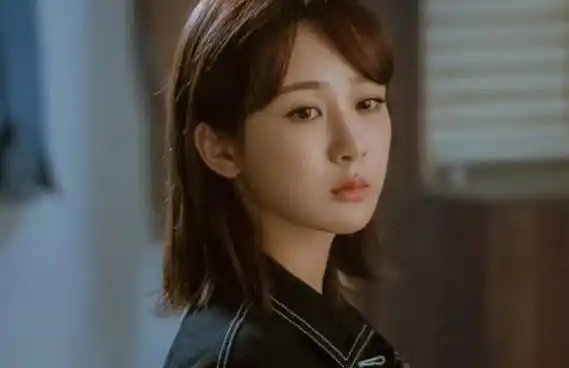 《亲爱的戎装》,黄景瑜,李沁领衔主演的军旅言情剧,改编自折纸蚂蚁的