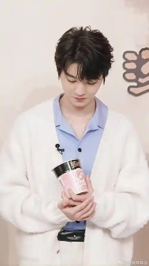 白白嫩嫩的 还有小虎牙的王俊凯 谁不想rua一口#王俊凯直播#王俊凯丨