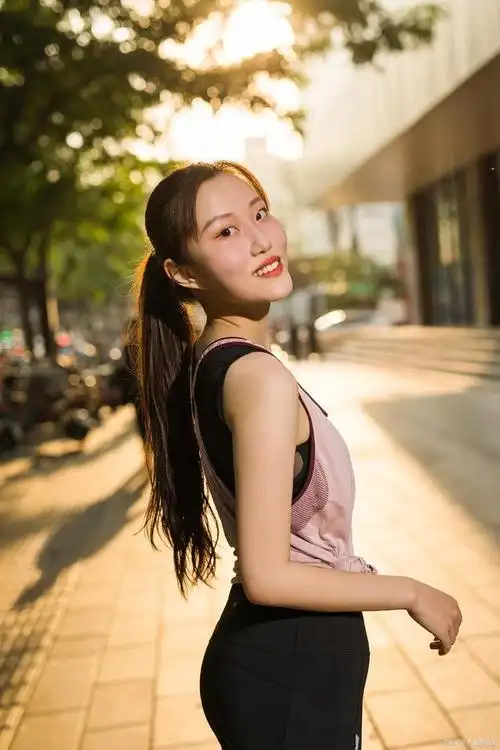 摄影师拍摄的美女人像写真,清新自然,温婉可人,犹如荷花超凡脱俗,香气