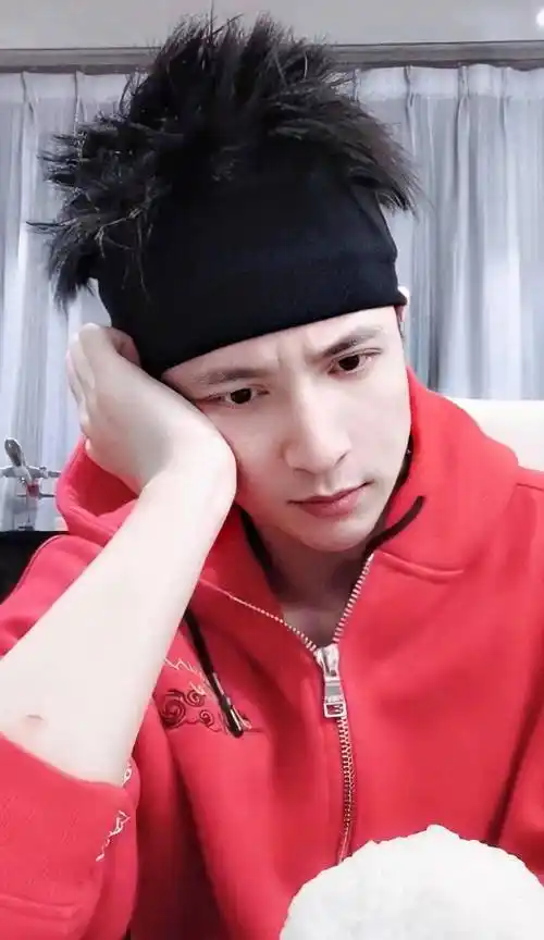 薛之谦晒油头自拍照,发际线后移秃了一大半,谦友:头皮屑过分了_洗头