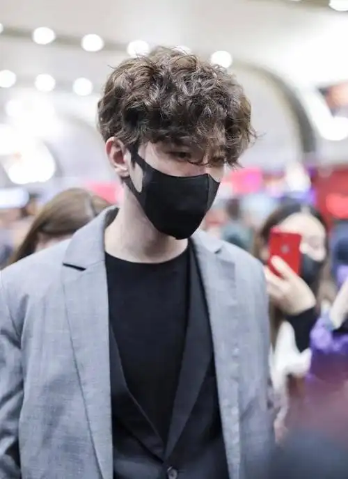 "顶流男神"蔡徐坤,灰色西装低调帅气,一头泰迪卷软萌慵懒!