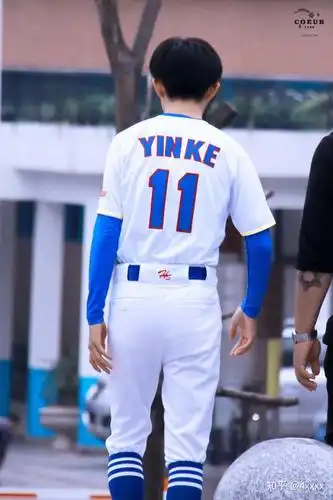 有没有易烊千玺背影图?