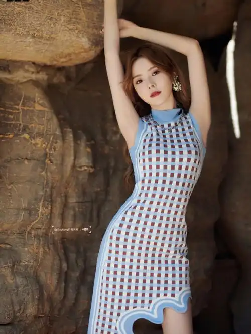 陈卓璇水波纹开衩针织裙