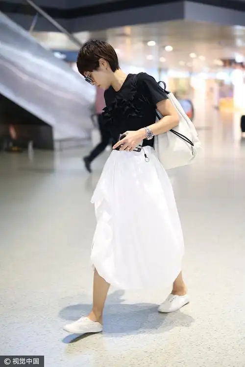 辣妈马伊琍现身机场少女感十足 一身黑白装简约大方气质惊艳