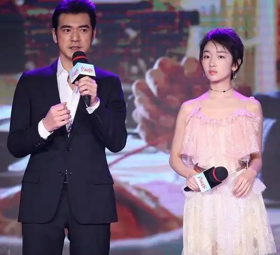 金城武和周冬雨同台,两人有说有笑