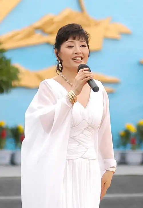 著名歌唱家殷秀梅:一婚闪婚闪离,42岁嫁法国贵族,66岁无儿无女