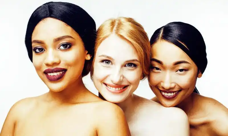 三个不同肤色的漂亮美女