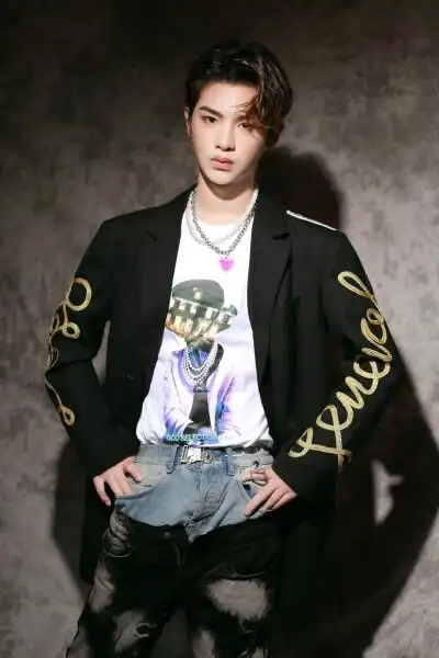 黄明昊重庆电音节宣传海报