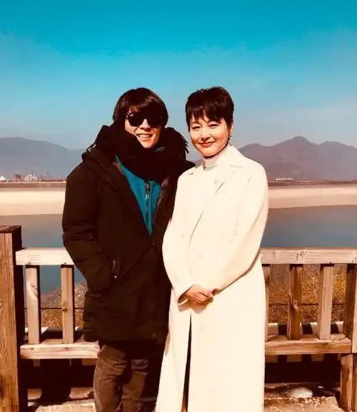 49岁男人婆张延与老公结婚16年晒一家三口照庆祝超幸福