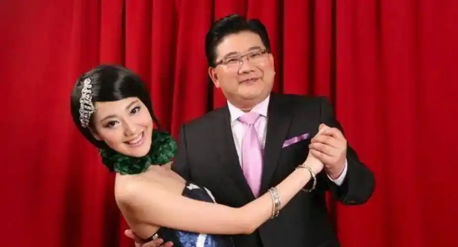 央视主持王冠:和曹可凡传绯闻,被母亲催婚,38岁未婚也幸福_广告_卫视_