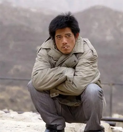 图为黄渤扮演的农民工.