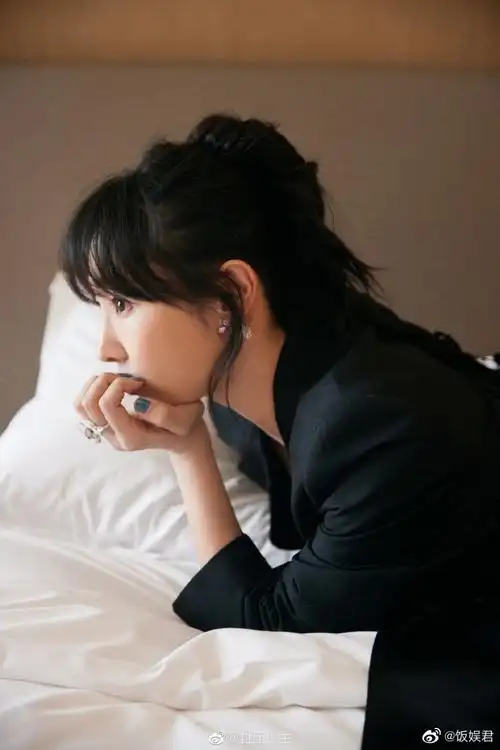 白百何的戒指好大##白百何说自己掉了1.2斤脂肪