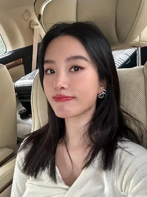 杨采钰直播状态##杨采钰黑长直