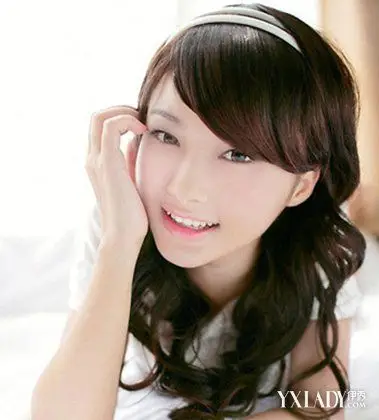 甜美斜刘海发型图片展示 温柔造型百变吸睛