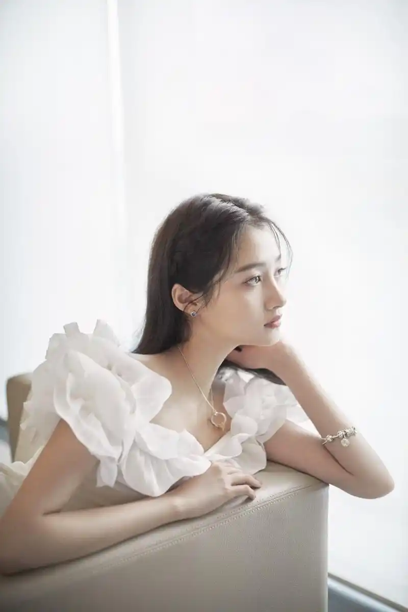 关晓彤真会穿,一身白色花瓣抹胸裙,时尚优雅又性感