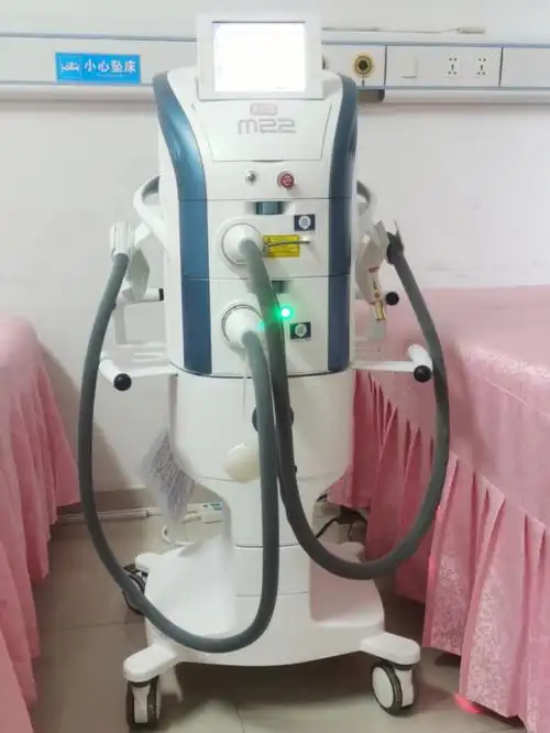 实拍医院皮肤科光子治疗室的护肤品