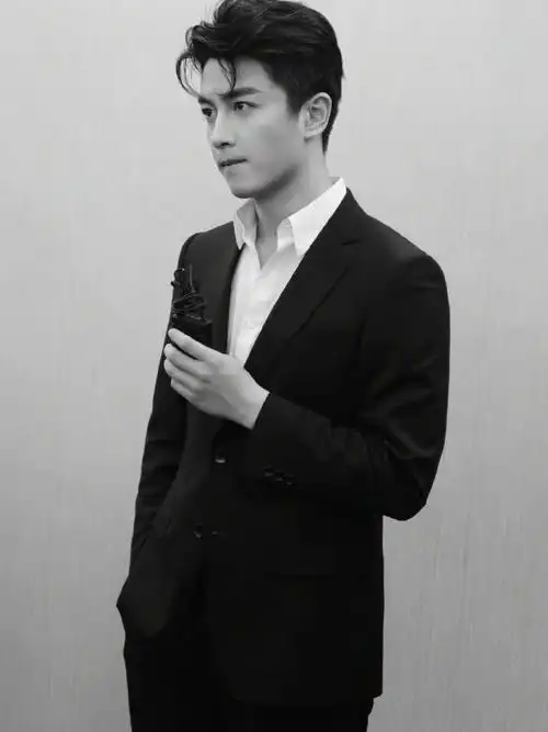 陈晓超话#陈晓#【图集】阳光帅气9699美人痣陈晓  生日倒计时ing