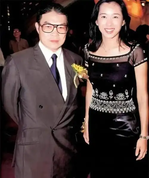 曝霍启刚曾撮合父母复婚,朱玲玲再婚才没出席婚宴,跟罗康瑞生疏