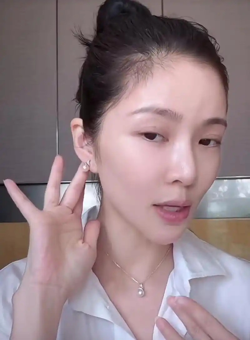 杜淳老婆有晒不完的珠宝首饰,王灿又分享了自己的珍珠项链耳钉和手链