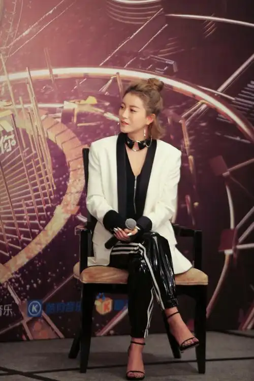 好声音结束后,李嘉格依然坚持自己的音乐梦想,在第一季《蒙面唱将猜猜