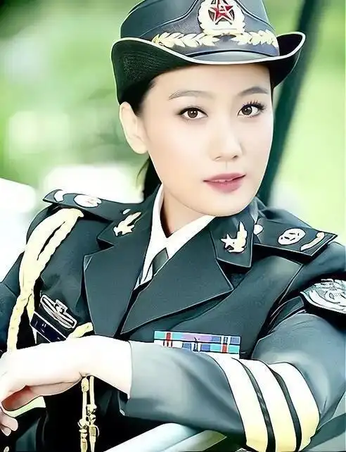 谭晶军装照