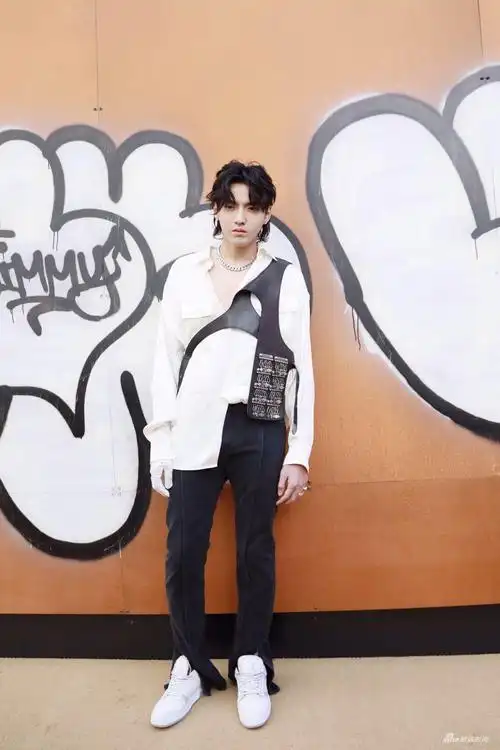 编辑日记吴亦凡甜茶上演男神时尚对决lv致敬杰克逊