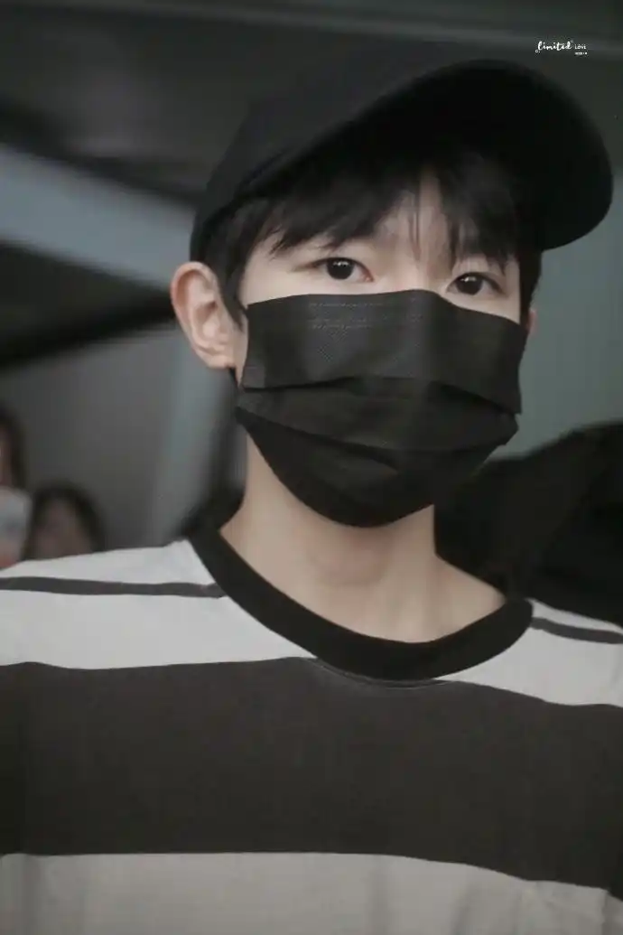 王源身穿条纹衫干净清爽 眼神清澈口罩帽子难掩青春气息