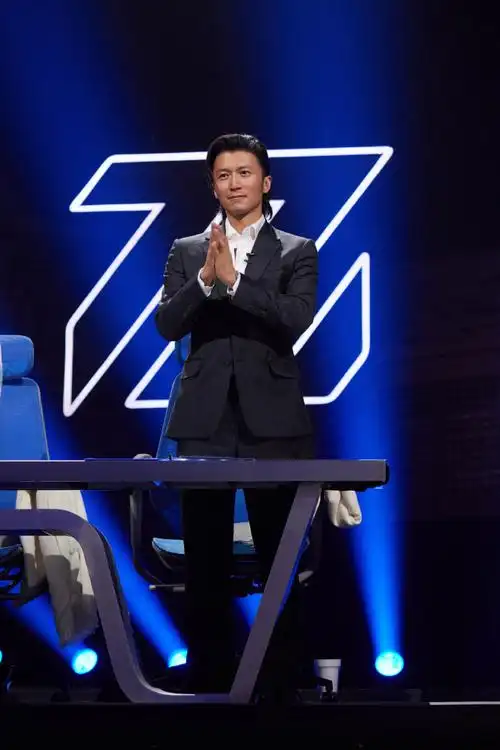 谢霆锋今天是锋味派##青年派计划##谢霆锋背头西装造型