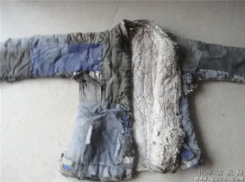 旧社会的贫穷从这件打了无数补丁的棉袄可见一斑