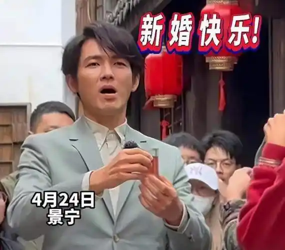 49岁钟汉良参加婚礼,颜值"姨化"被吐槽,网友:李小冉都认不出_尹正