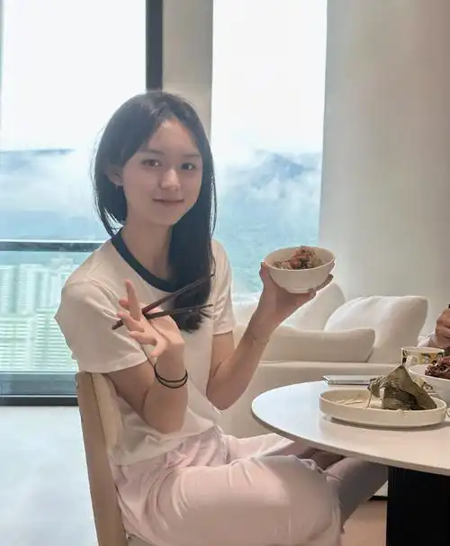 刘楚恬 小桑稚#恬宝真的长大了,时间过得好快啊,可爱的小女孩变得更