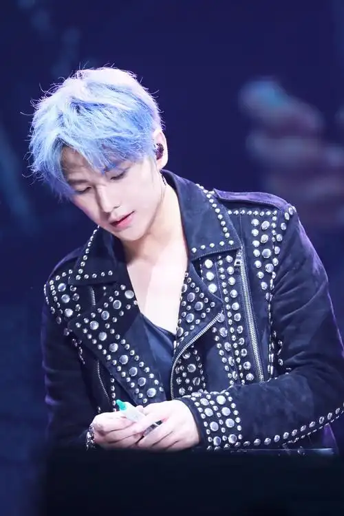 杨洋超话#杨洋17年蓝发造型#杨洋17年生日会的蓝发造型,又冷酷又帅气!