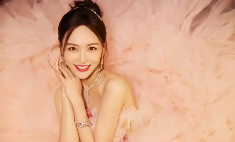 完美女孩,唐嫣的长款超短裙尽显大长腿魅力,他美如盛开的花朵_照片