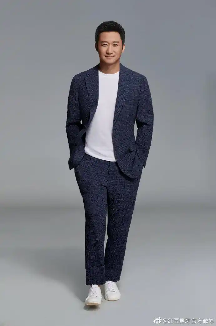 吴京红豆男装吴京投票啦,投票啦,说好的签名照投票来啦.