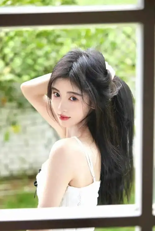 鞠婧祎并未骄傲自满,反而更加踏实地努力学习,力争做得更出色