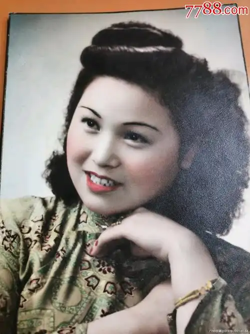 民国彩色美女旗袍半身照一张-老照片-7788票证网