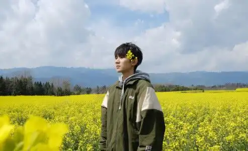 王源抽烟画面被曝,易烊千玺无辜躺枪,正能量偶像人设崩塌?