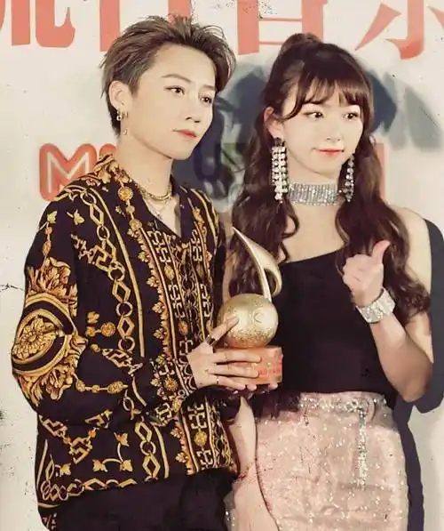 刚成团就惹争议,刘雨昕取关前团官博,与孔雪儿做法形成鲜明对比_蜜蜂