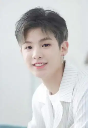 百分九男团白色衬衫秀,谁是你心中的白马王子?