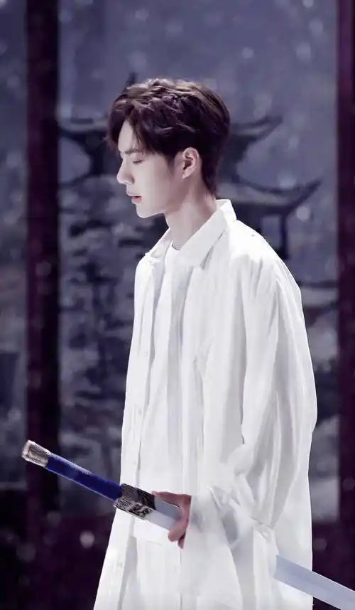 只要角度找的对,王一博也能艳压肖战!网友:再见,小吴!_照片_滑板_气质