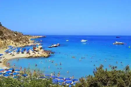 阳光和沙滩阳光明媚的沙滩和蓝色的地中海照片