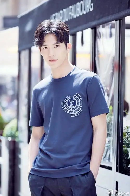 井柏然倪妮cp穿情侣装机场撒糖,十指紧扣好登对,两人衣品超好!