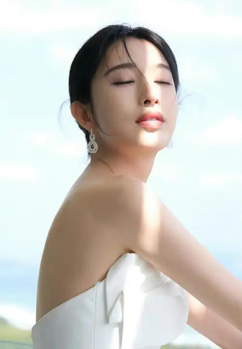 张俪身着抹胸高开叉长裙优雅美丽仪态完美展现好身材