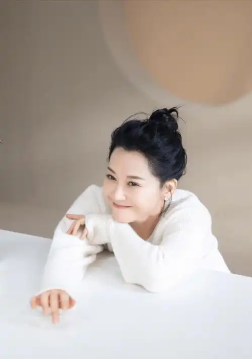 53岁许晴美上热搜穿一身白色简单高级笑意盈盈美丽从容