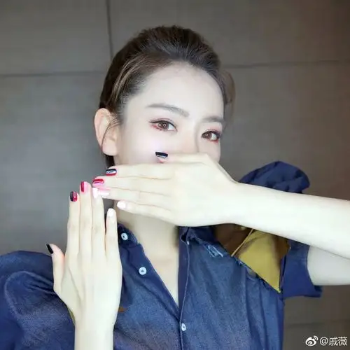 林允又变美妆博主diy美甲可爱又精致这8个美甲招数让手残党也能心灵手