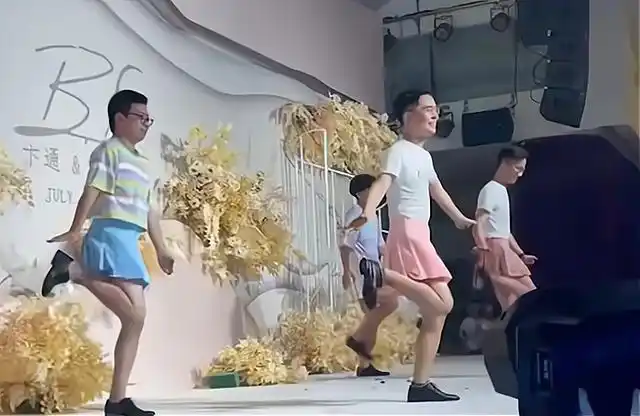江苏一男子婚礼现场,兄弟们穿裙子跳舞引关注,看完网友直呼羡慕