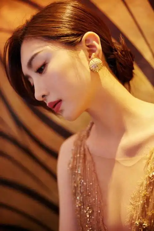 江疏影穿金色深v流苏裙 侧颜精致优雅迷人_中国大陆_新闻_华人头条