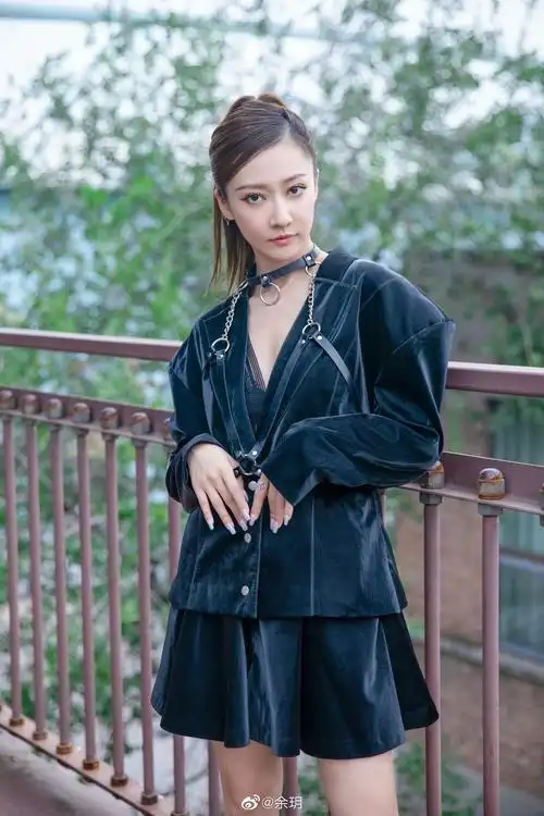 余玥身穿纯黑深v彰显御姐风与她一起去看秀真被美哭了头排直击