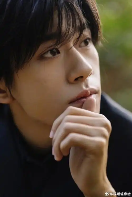 是谁发现了易烊千玺的鼻梁痣,点缀的好帅气,这样的易烊千玺怎能不 ??